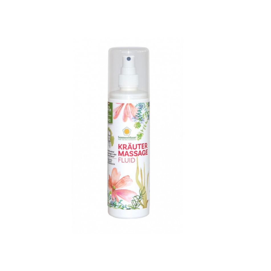 Flasche SonnenMoor Kräutermassagefluid auf einem Holzuntergrund, umgeben von Kräutern und Naturmaterialien – das Fluid wird zur Entspannung und Pflege der Haut durch gezielte Massage eingesetzt